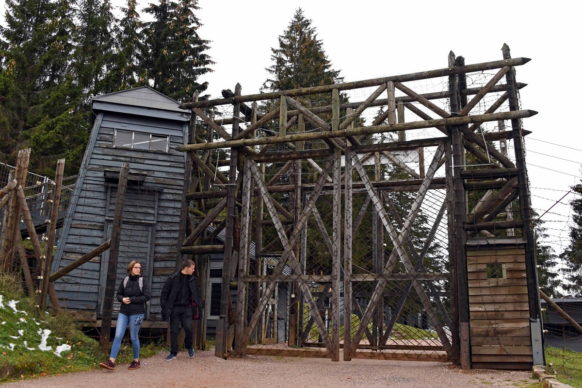 Porten til det tidligere konsentrasjonsleiren Natzweiler-Struthof sett fra innsiden